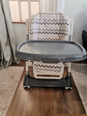 Baby feeding table(two insertable table tops *white and grey*)  Location:Mwimuto Reason for selling 