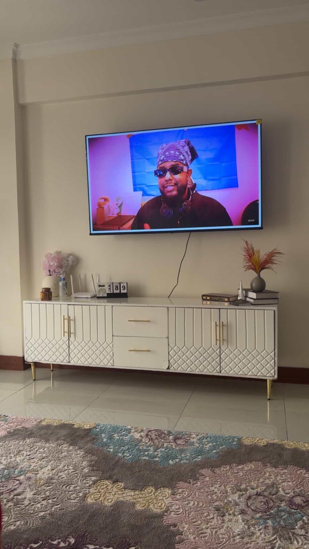 Am selling that tv stand for only 10k South c 0716345925